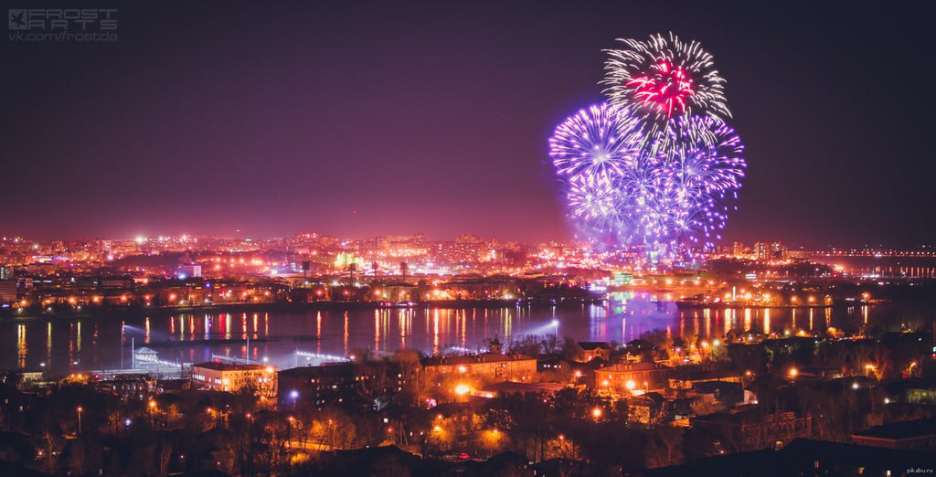 Праздничный фейерверк увидят иркутяне в День Победы!   Отмечается, что запускать его будут с баржи в районе Нижней Набережной в течение 8 минут. Зрелище обеспечат около 3 тысяч пиротехнических изделий, синхронизированных с музыкальным и световым оформлением.   Торги на организацию сего мероприятия уже объявлены. Подрядчика обязуют разработать сценарий салюта и сделать видеоролик.    «Верблюд в огне»