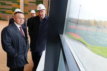 Министр строительства и ЖКХ РФ Ирек Файзуллин посетил строящийся в Екатеринбурге кампус УрФУ Министр оценил темпы работ на объектах вместе с руководителем Дирекции по строительству уникальных объектов ППК Единый заказчик Натальей Зарубиной и генеральным директором Синара Девелопмент Тимуром Уфимцевым В Институте радиоэлектроники и информационных технологий главе Минстроя России продемонстрировали атриумное пространство вокруг которого будет организован учебный и лабораторный фонд каждого блока здания В настоящее время на всех объектах проводятся отделочные работы идут испытания систем жизнеобеспечения и благоустройство территории Завершается монтаж наружного освещения   Подпишись на КП Екатеринбург Мы в Max