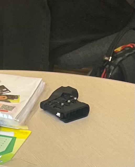 Устройство с которым хулиганили школьники в гимназии 1 Владивостока не является оружием в юридическом смысле По внешнему виду оно похоже на аэрозольный пистолет но является сигнальным устройством Сигнал охотника ПУ 3 Продается открыто на маркетплейсах в оружейных магазинах Но в оружейном магазине ребенку такое вряд ли захотят продавать К нему согласно описанию производителя можно приобрести патроны сигнальные светошумовые и перцовые