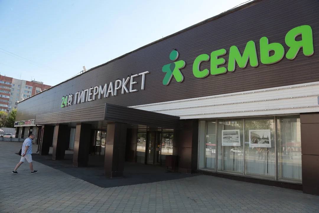 Федеральные ритейлеры спорят о правах на бренд бывшей пермской сети «Семья» ООО «Инстамарт Сервис» структура сервиса доставки «Купер» обратилось в Суд по интеллектуальным правам с заявлением к МКПАО «Лента». Истец требует досрочного прекращения вследствие неиспользования правовой охраны товарного знака «Сеть магазинов "Семья"», свидетельствуют данные сайта «Электронное правосудие». Первым на это обратило внимание «Ъ». Ранее продуктовый ритейлер «Лента» также обратился в Роспатент с заявлением о прекращении правовой охраны некоторых товарных знаков «Купера», где изображен зеленый человечек. Заявитель считает, что товарный знак схож с логотипом «Семьи», который принадлежит «Ленте» с 2021 года.
