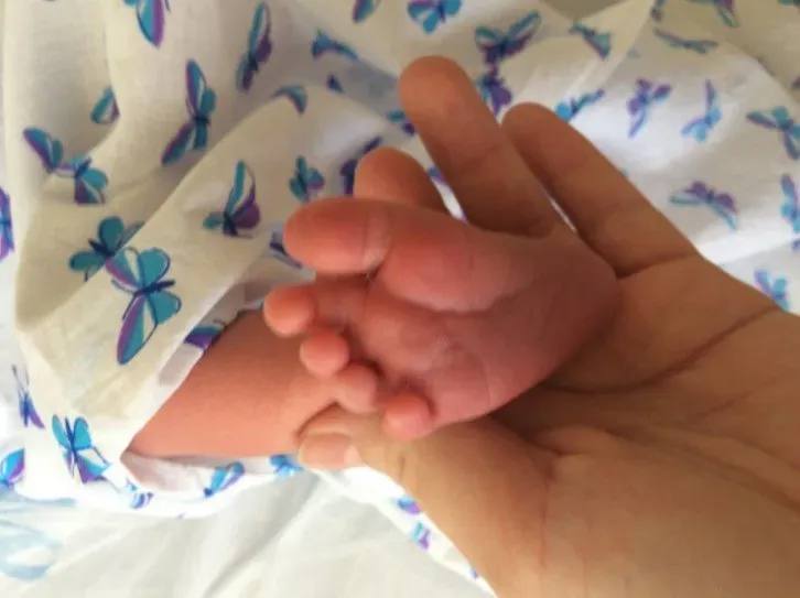 С помощью ЭКО в Амурской области родилось более 130 детей Процедурой может воспользоваться каждая женщина Приамурья бесплатно В рамках национального проекта Семья предложенного Президентом России амурские врачи провели более 400 процедур экстракорпорального оплодотворения ЭКО в этом году Это привело к рождению свыше 130 детей из которых 20 пар близнецов Как сообщает амурский Минздрав женщины старше 35 лет чаще всего обращаются к этому методу Каждая женщина в регионе может воспользоваться этой процедурой бесплатно по полису обязательного медицинского страхования Для начала ей нужно обратиться в женскую консультацию по месту прикрепления Там врачи дадут нужные советы и если потребуется назначат анализы После получения направления от врача семья может самостоятельно выбрать медицинское учреждение для проведения процедуры ЭКО В настоящее время эту услугу предоставляют отделение вспомогательных репродуктивных технологий областного перинатального центра и две частные клиники Заведующая отделением вспомогательных репродуктивных технологий Елена Каленкович рассказала что врачи с вниманием и заботой сопровождают каждую пациентку с диагнозом бесплодие с момента ее поступления в отделение Они тщательно выявляют причину заболевания стремятся решить проблему с помощью консервативных методов а если это невозможно рекомендуют процедуру экстракорпорального оплодотворения ЭКО Если женщина проживает в другом городе врачи продолжают оказывать ей дистанционную поддержку оставаясь на связи ТЕЛЕПОРТ РФ здесь все об Амурской области  Мы в МАХ  Написать нам