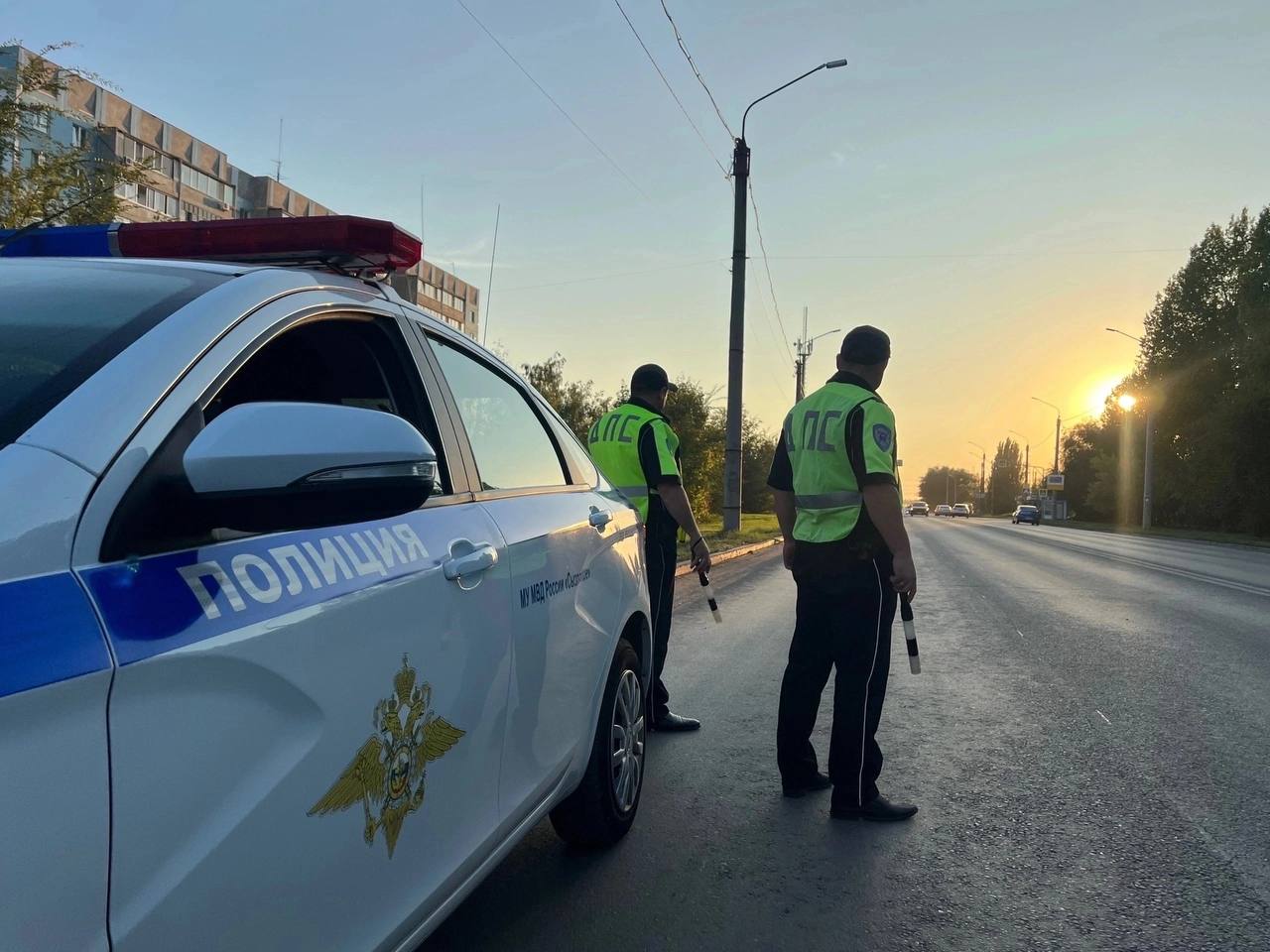 В период майских праздничных и выходных дней сотрудники Госавтоинспекции несут службу в усиленном режиме В преддверии праздничных дней Госавтоинспекция напоминает водителям о недопустимости управления транспортным средством в состоянии опьянения. Массовые проверки на дорогах Самарского региона для выявления водителей, севших за руль после употребления алкоголя, проводятся в выходные автоинспекторами на постоянной основе. Региональная Госавтоинспекция желает всем участникам дорожного движения безопасных праздничных дней и призывает к дисциплине и строгому соблюдению Правил дорожного движения.