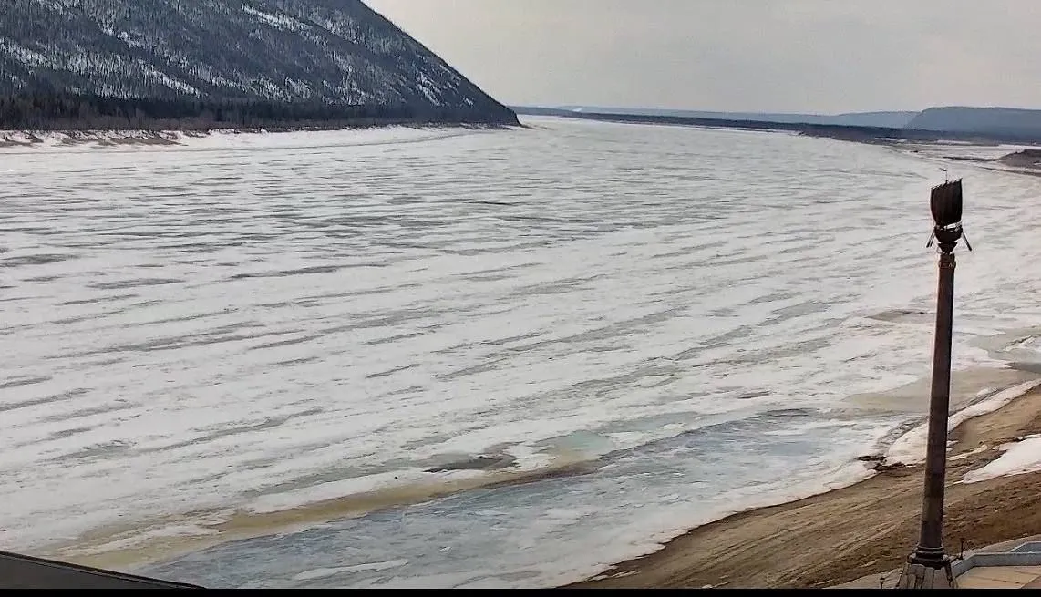 Обзор состояния водных объектов на территории Республики Саха Якутия На 04 05 2026 год Кромка ледохода на р Лена отмечается ниже с Жигалово Иркутской области На участке р Лена Марково Киренск в пределах Иркутской области наблюдается вода на льду и закраины В среднем течении р Лена продолжается повышение уровня воды отмечается вода на льду местами наблюдается потемнение ледяного покрова На участке р Лена от с Солянка Олекминского района до с Табага ГО Якутск повышение уровня воды за прошедшие сутки составило 18 37 см отмечается вода на льду лёд потемнел На р Олекма у с Средняя Олекма Забайкальский край повышение уровня воды составило 82 см наблюдается вода течёт поверх льда На участке р Олекма ГМС Джикимда с Куду Кюель в пределах Олекминского района уровень воды за сутки повысился на 12 17 см наблюдается вода на льду По состоянию на 08 00 на р Тээнэ у с Тяня Олекминский район уровень воды составляет 328 см за прошедшие сутки он повысился на 1 0 м отмечаются подвижки льда разводья отметка опасного явления 550 см В ближайшие сутки ожидается начало ледохода что на трое суток раньше нормы На р Алдан в пределах Усть Майского и Томпонского районов суточный подъём уровня воды составил 11 30 см наблюдаются вода на льду и закраины На участке р Мая ГМС Усть Юдома г п Чабда Усть Майский район уровень воды продолжает подниматься с интенсивностью от 33 до 59 см за сутки наблюдается вода на льду лёд подняло В ближайшие двое суток на данном участке ожидаются подвижки льда В верхнем течении р Амга у ГМС Буяга Алданский район уровень воды за сутки повысился на 45 см отмечаются закраины 5 7 мая у ГМС Буяга ожидаются подвижки льда В среднем течении р Амга у с Амга уровень воды составляет 190 см подъём за сутки составил 53 см отмечаются местные подвижки льда отметка опасного явления 925 см В нижнем течении реки у с Харбалах Таттинский район суточный подъём уровня воды составил 18 см наблюдаются закраины лёд потемнел На участке р Вилюй Крестях Вилюйск отмечается подъём уровня с интенсивностью 21 31 см за сутки наблюдается вода на льду и закраины На реках севера и северо востока отмечается ледостав