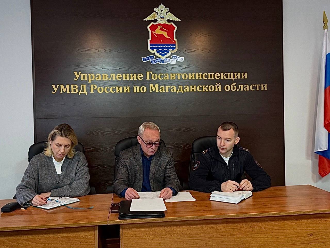 Начальник областного управления Госавтоинспекции Сергей Шаклеин провел рабочую встречу с министром природных ресурсов и экологии Магаданской области Натальей Морозовой и руководителем отдела Гостехнадзора подразделение Минприроды Сергеем Торощиным   Между ведомствами организовано взаимодействие по обмену информацией и проведению совместных надзорных мероприятий в отношении водителей управляющих тракторами и самоходной техникой   Госавтоинспекция Магаданской области напоминает что лица лишенные права управления транспортными средствами автоматически лишаются права управления спецтехникой тракторы самоходные дорожно строительные и другие машины   Управление Госавтоинспекции УМВД России по Магаданской области