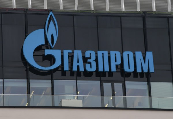 Все в долгах Газпром возглавил рейтинг самых крупных должников России по версии Forbes журналисты насчитали газовой монополии больше 6 триллионов рублей финансового долга На втором месте оказалась Роснефть которая не раскрывает суммы займов с 2022 года считать пришлось на основе коэффициента долга к EBITDA у неё 3 6 триллиона рублей долга На третьем месте оказались Российские железные дороги РЖД с 3 36 триллиона рублей долга В топ 10 по размеру финансового долга оказались Атомэнергопром Балтийский химический комплекс ГТЛК Эн Групп Олега Дерипаски ГМК Норильский никель СИБУР Холдинг и ГК Автодор Чистый финансовый долг рассчитывался как сумма долгосрочных и краткосрочных займов и задолженности по аренде за вычетом денежных средств и банковских депозитов В рейтинг не включали банки и страховые компании