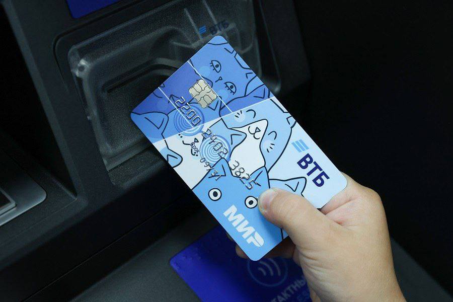 Россияне проявляют интерес к цифровому рублю, но не спешат отказываться от наличных Согласно результатам опроса, проведенного ВТБ к Финансовому конгрессу Банка России, около 25% россиян активно используют онлайн-платежи и редко расплачиваются наличными. В то же время 10% респондентов поддерживают идею полного перехода на цифровые платежи. Более половины опрошенных выразили мнение, что ликвидировать наличные средства полностью нецелесообразно. Подробнее по ссылке #ЦифровизацияФинансов #ЭлектронныеДеньги #БезналПротивНаличных #ОпросВТБ
