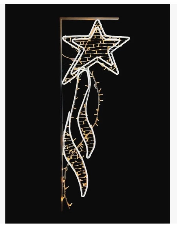 В Волгограде потратят 2 9 млн руб на закупку декоративных светящихся консолей Парящая звезда которыми украсят опоры уличного освещения Для этого Информационное агентство Волгограда объявило аукцион и ищет подрядчика Приобретут 41 светящуюся консоль состоящую из светодиодного шнура и гирлянды Общая длина конструкции достигает 2 м Все элементы будут светиться тёплым и холодным белым светом Установить украшения на опоры уличного освещения подрядчик должен не позднее 30 декабря 2025 г