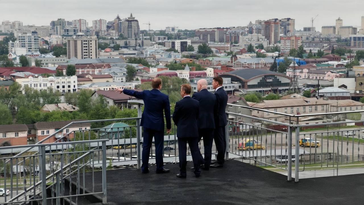 Губернатор Виктор Томенко, сенаторы РФ Андрей Клишас и Андрей Шевченко, а также глава Барнаула Вячеслав Франк возложили цветы к стеле «Город трудовой доблести» в Нагорном парке Вячеслав Франк провёл гостям краевой столицы экскурсию и рассказал о жизни Барнаула в годы Великой Отечественной войны. В том числе о том, что 32,5 тыс. человек 15,5 % от населения Барнаула в 1945 году награждены медалью «За доблестный труд в годы Великой Отечественной войны 1941–1945 годов». Фото: «Катунь 24»