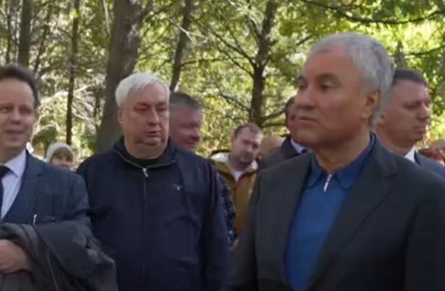 Володин доверил Ботанический сад Плеханову На видео в Ботаническом саду СГУ обнаружен бывший глава Энгельсского района Дмитрий Плеханов Володин потребовал до ноября завершить работы в Ботаническом саду и судя по лицу Плеханова на видео он напряжен В начале апреля сайт СГУ сообщил что ректор университета Алексей Чумаченко обсудил вопросы начала работ в ботаническом саду с главой компании подрядчика Д И Крояном Скорее всего речь идет о Давиде Крояне учредителе автодорожной компании АМД Сардорстрой Но среди ее контрактов ботанический сад обнаружить не удалось писало издание Бизнес вектор Это благотворительный проект Вячеслава Володина и вероятно подрядчиком выступает компания Плеханова   t me volodin saratov 3956