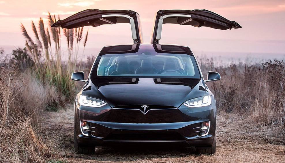 Ежемесячные продажи Tesla в Европе упали вдвое на фоне политических взглядов Трампа — СМИ По данным, опубликованным Европейской ассоциацией автопроизводителей, продажи автомобилей Tesla в 32 европейских странах упали на 49% до 7261 в апреле по сравнению с 14 228 в том же месяце годом ранее. По сообщениям СМИ, количество продаж является ярким показателем, насколько сильно бренд Tesla страдает из-за негативной реакции на генерального директора — миллиардера Илона Маска из-за его крайне правых взглядов. В то же время продажи электромобилей всех производителей выросли примерно на 28%. Tesla переживает период бойкотов из-за вмешательства Маска в политику, но это не единственная причина снижения спроса. Среди других причин можно назвать устаревание модельного ряда и усиление конкуренции со стороны брендов электромобилей, особенно из Китая. Прислать новость