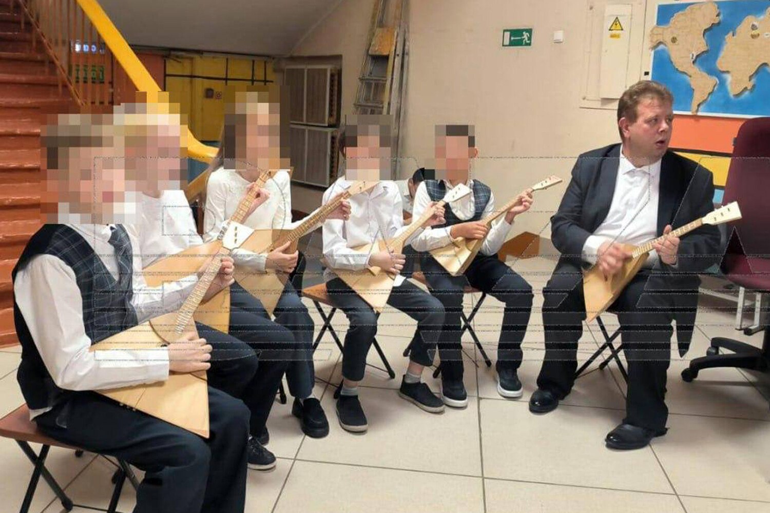 Учитель по игре на балалайке из Екатеринбурга стал фигурантом уголовного дела и уволился по собственному желанию Об этом стало известно URA RU Руководитель детского ансамбля Обертон школы 17 33 летний Артем Ваганов покинул образовательное учреждение после начала уголовного разбирательства Школа незамедлительно сообщила о поступившей информации во все органы профилактики Полиция ведет расследование уточнила глава департамента образования Екатеринбурга Инна Гумбатова По информации СМИ причиной возбуждения уголовного дела по статье Вовлечение несовершеннолетнего в совершение действий представляющих опасность для жизни УК РФ стало странное хобби педагога Он якобы приглашал к себе домой школьников в возрасте от 10 до 15 лет душил их пакетом под предлогом проверки дыхания и платил за это Долгое время педагогу удавалось скрывать увлечение