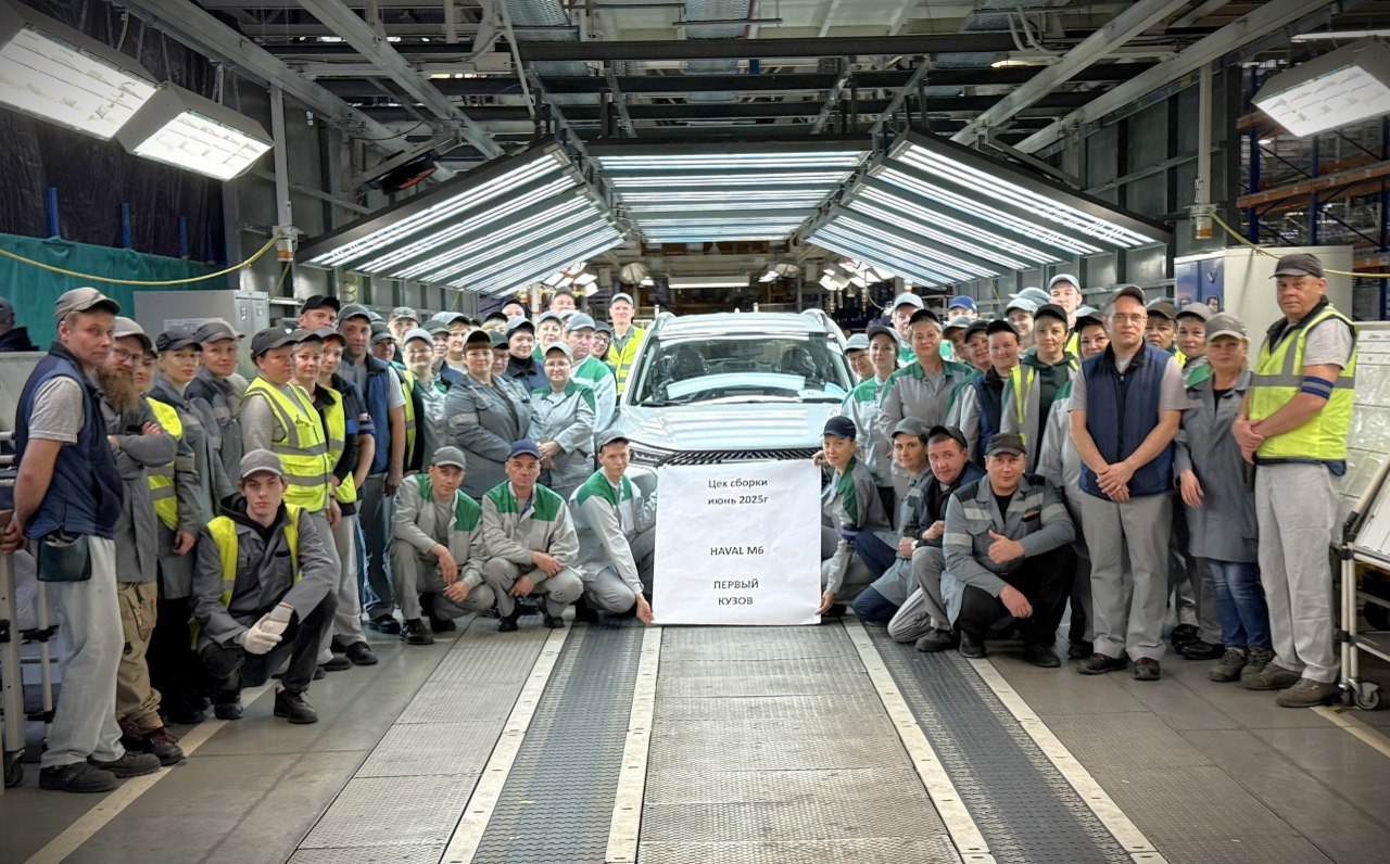 В Калуге собрали первый Haval M6 Помните недавнюю новость о том, что на заводе ПСМА в Калуге сварили и покрасили первый кузов кроссовера Haval M6? Ну вот, теперь на основе этого кузова собрали автомобиль. Как в действительности разнесены по времени эти два события – знают только на заводе. Потому что новость пришла вчера, 1 июля, с фразами «сегодня мы собрали первый М6», а плакатик в руках рабочих говорит о том, что дело происходит в июне, а не в июле. Ну, и обычно для памятных событий ставят конкретную дату, а не просто месяц. С другой стороны, собрали – и хорошо. В конце июля должны начать серийное производство. Пока – из привозных машинокомплектов.