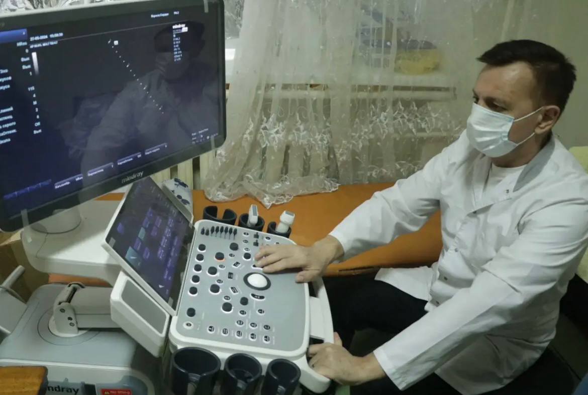 Новый корпус больницы скорой медицинской помощи в Ставрополе оснастят высокотехнологичным оборудованием в том числе современным аппаратом КТ передвижными аппаратами УЗИ лабораторно диагностическим оборудованием Как сообщил губернатор Владимир Владимиров строящееся отделение позволит принимать до 200 человек в сутки разделять потоки пациентов по тяжести их состояния а также сократить время ожидания помощи и улучшить условия пребывания больных В новом корпусе расположится полностью оснащенная операционная для экстренных пациентов Также будут развернуты шесть коек реанимации и 10 коек для динамического наблюдения Все это поможет повысить качество и скорость оказания скорой помощи прежде всего для пациентов чья жизнь находится под угрозой Будем работать и дальше чтобы медицина в крае становилась доступнее современнее и лучше заявил глава края Владимир Владимиров ГТРК Ставрополье Читайте нас в MAX