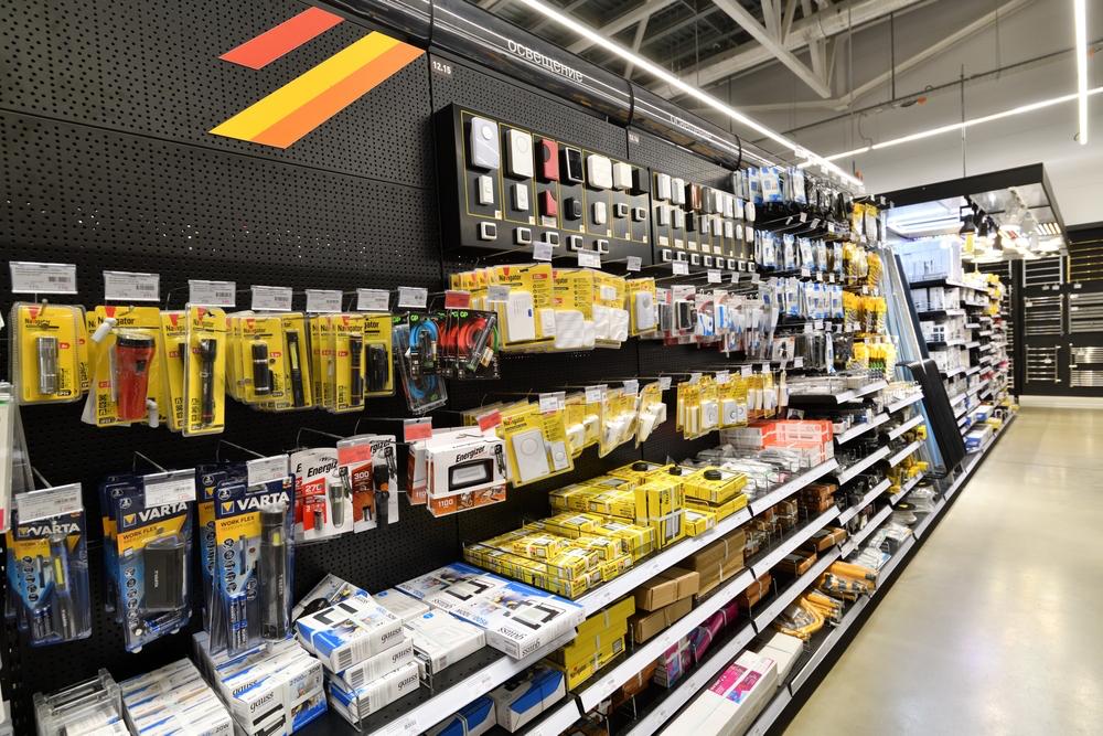 Рынок стройматериалов в поисках равновесия Снижение спроса на стройматериалы вызывает у производителей беспокойство по поводу изменений грядущего года с одной стороны рост рынка замедляется а с другой постепенное снижение ключевой ставки может повлиять на ввод новых объектов строительства До конца года объемы продаж обещают подрасти так как в четвертом квартале большинство владельцев квартир стремится завершить начатый ранее ремонт Директор b2b департамента СТД Петрович Елена Азарова заявляет о следующих изменениях объема продаж в разных категориях ассортимента торговой сети Совокупные объемы продаж теплоизоляции и рулонных материалов снизились на 4 5 остались на уровне 162 млрд рублей Объем закупок модифицированных смесей сократился на 6 129 млрд рублей Плитки на 10 до 51 2 млрд рублей В целом эксперты сходятся на уверенности в грядущих изменениях рынка балансовое состояние цены в 2026 м будет совсем другим Среди других трендов называют дальнейшее введение маркировки цифровизация процессов и рост затрат бизнеса Мебельное дело