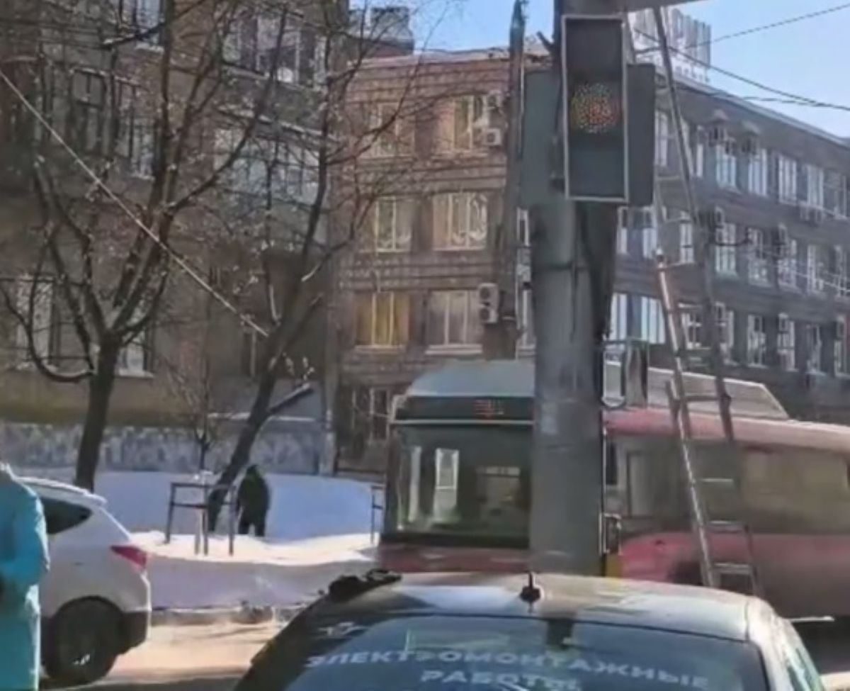 На сквере Мира в Калуге появились светофоры с кнопкой   kaluganews ru fn 1800068 html В Калуге на перекрестках Гагарина и Кирова со сквером Мира появились светофоры которые включаются по нажатию кнопки Зачем это сделано читайте в материале   Прислать новость Подписаться