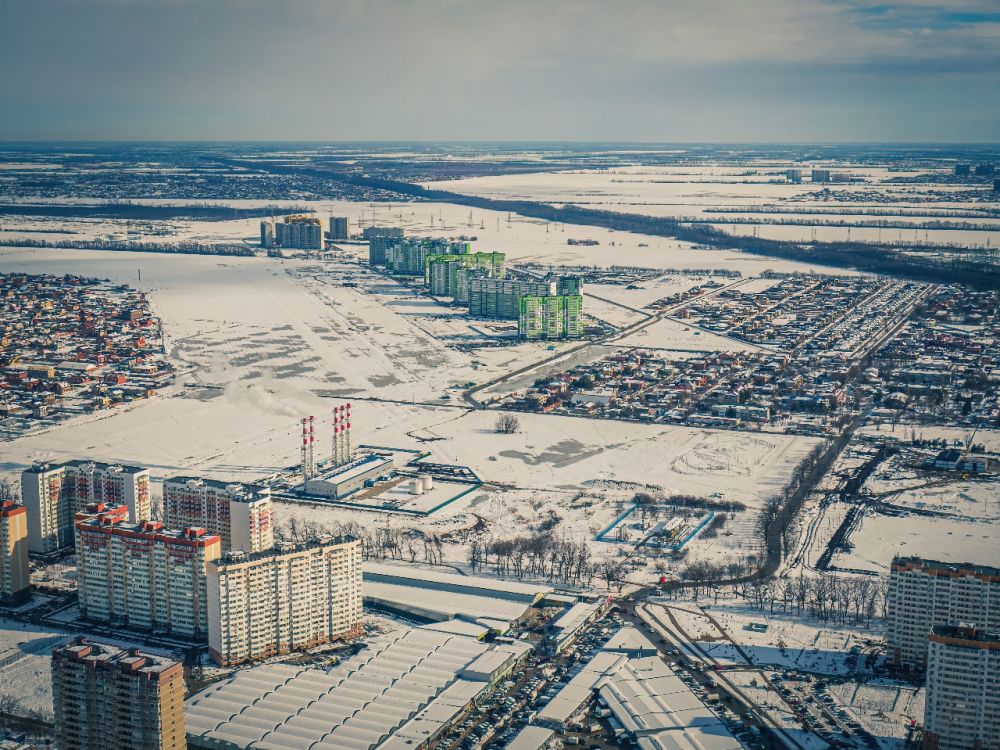 Девять городов Кубани вошли в рейтинг самых жарких населённых пунктов России Краснодарский край 4 октября оказался одним из лидеров по температуре воздуха в стране Сразу девять городов и посёлков региона вошли в топ самых тёплых населённых пунктов России сообщает портал Погода и климат Жители и туристы ощутили настоящее бабье лето когда термометры показывали рекордные значения для начала октября Наибольшая температура достигшая 28 градусов Цельсия была зафиксирована в Джубге Крымске и Туапсе В Геленджике и Анапе воздух прогрелся до 27 градусов а в Горячем Ключе Тамани Сочи и Красной Поляне синоптики отметили 26 градусов Такая аномальная жара для осени стала результатом воздействия южного антициклона который удерживал атмосферу в регионе относительно сухой и тёплой создавая комфортные условия для прогулок и отдыха на свежем воздухе Метеорологи предупреждают что тёплая погода носит временный характер Уже к началу следующей недели в регионе ожидаются понижение температуры и дожди что приведёт к постепенному возвращению к климатической норме для октября Подписаться на новости ЮГ 24   ЮГ 24 в MAX