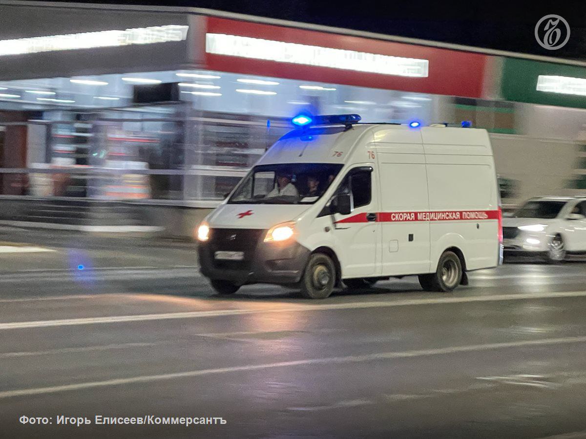 Три петербуржца оказались в больнице после прогулки по первому гололеду   Первый гололед в Петербурге, пришедшийся на ноябрьские праздники, отправил в больницу трех человек, сообщает 78 ru. Один из пострадавших вышел из дома на улице Димитрова и тотчас поскользнулся. У мужчины диагностировали перелом ноги, потребовалось хирургическое вмешательство.   В Колпино пенсионер также упал рядом с домом и ударился головой. Медики обработали рану и отпустили пожилого мужчину в удовлетворительном состоянии. Перелом челюсти, кости черепа и сотрясение мозга зафиксировали у молодого человека, упавшего у метро «Купчино».