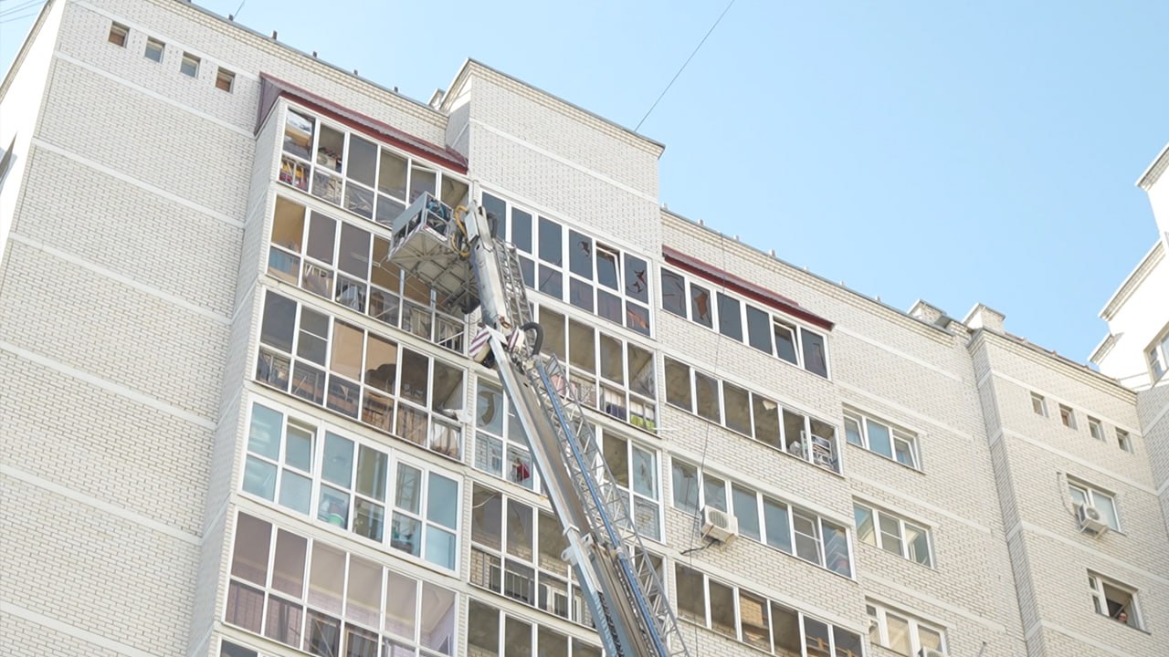 Мэрия рассказала об установке окон в повреждённых из-за БПЛА домах на МП в Воронеже   В город уже привезли 213 балконных тонированных стёкол. По словам чиновников, специалисты уже восстановили окна в 3 квартирах, но работы продолжаются ещё в 16.   Украинский БПЛА врезался в два дома на Московском проспекте в ночь на 29 сентября. Оказались повреждены окна в нескольких квартирах. В октябре их собственники попросили специалистов ускориться, так как синоптики заговорили о заморозках.