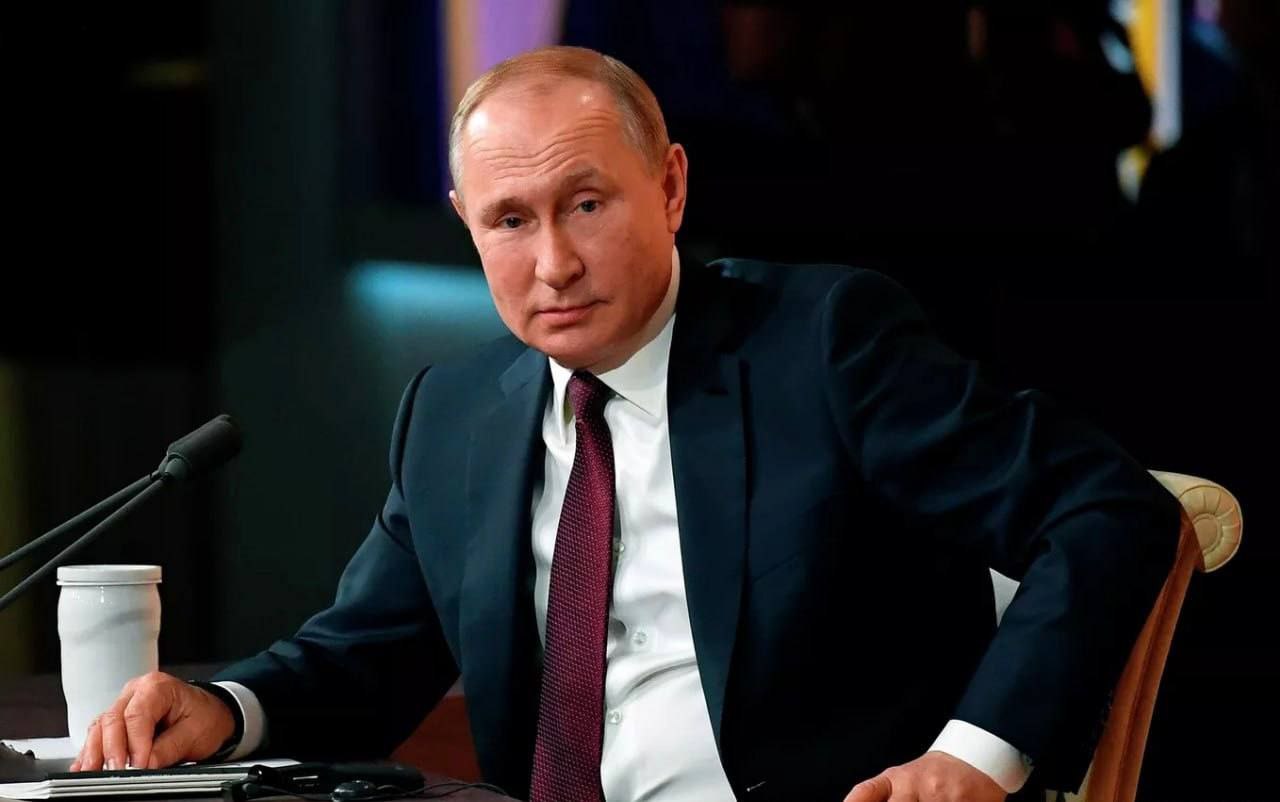 Путин отказался обсуждать с Уиткоффом мирный план США Спецпосланник президента Соединённых Штатов представил документ российскому лидеру на минувшей неделе. Речь идёт о перечне из 22 пунктов, который подготовили по итогам переговоров представителей США, Украины и стран Европы в Лондоне. В плане упоминается прекращение огня, при этом он отвечает требованию Владимира Путина о том, что США не будут поддерживать вступление Украины в НАТО.