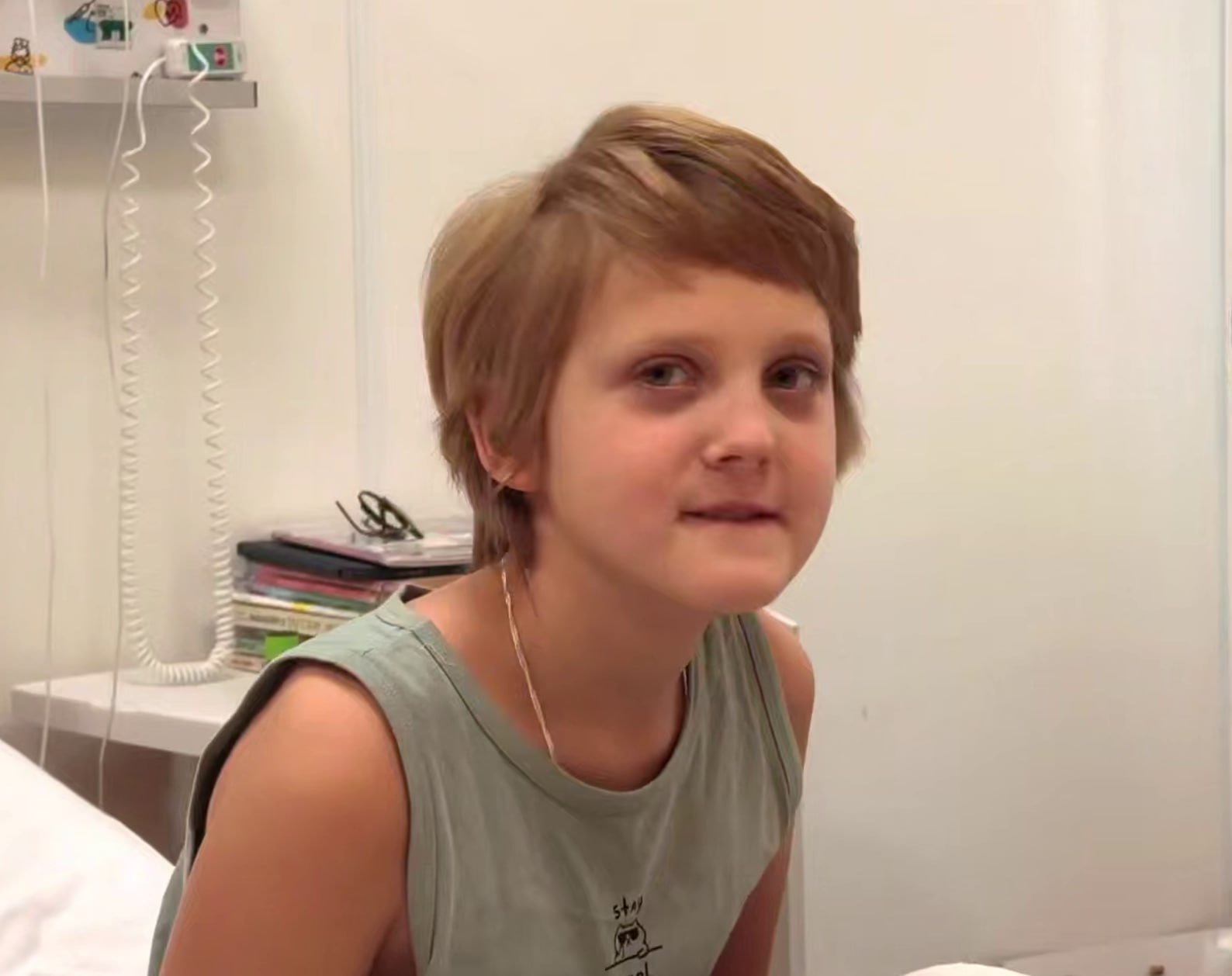 Мальчик Глеб который серьезно пострадал в результате детонации самодельного взрывного устройства в Красногорске сегодня выписывается домой Он провел в подмосковном центре имени Рошаля 18 дней впереди у него реабилитация под наблюдением специалистов центра а затем подготовка к протезированию Об этом сообщает региональный Минздрав Подпишись на Агентство Москва Мы в МАХ