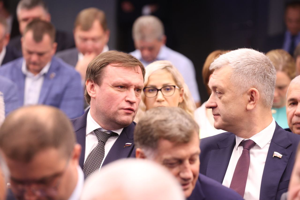 Заседание Генерального совета Всероссийской политической партии «Единая Россия» - немного о главном. Открыл заседание Председатель Партии Дмитрий Анатольевич Медведев. Рассказал об обновлении партийных рядов, итогах предварительного голосования, участии в нем бойцов специальной военной операции. «Кстати, в единый день голосования партию на выборах разных уровней будут представлять более 800 участников спецоперации», – сообщил Дмитрий Анатольевич. Также Дмитрий Анатольевич рассказал о необходимости повышения качества депутатского корпуса, ключевую роль в котором играет Высшая партийная школа. По словам Председателя Партии, основной целью "Единой России" на выборах в Государственную Думу является безоговорочная победа с получением конституционного большинства. "Естественно, считаю возможным улучшить наши текущие позиции. Все организационные процессы, которые сейчас идут в партии, все предвыборные кампании 2025 года, по сути, являются подготовкой и мобилизацией наших возможностей для достижения этой цели." Кроме того, особое внимание уделил опыту партийной работы в наших новых регионах, которые вернулись в состав России. «Там действительно партийцы, как я уже и сказал, решают широчайший круг задач: от бытовой помощи до юридического сопровождения граждан, до поддержки в юридических вопросах, тем более, еще идет только стыковка юридического поля между традиционным российским юридическим полем, нашим законодательством российским и законодательством, которое применяется там. И это, вне всякого сомнения, укрепляет авторитет нашей партии, помогает лучше изучить общественное мнение, масштабировать те решения удачные, которые там, вне всякого сомнения, есть". Секретарь Генерального совета Партии, заместитель Председателя Совета Федерации Владимир Владимирович Якушев рассказал о результатах текущей деятельности Партии, кадровой работе, совершенствовании взаимодействия ЦИК с региональными отделениями Партии, роли волонтеров в гуманитарной миссии «Единой России», реализации народной программы, а также об актуальных задачах на 2025 год. Напомню, что этот год объявлен Годом первичек и на протяжении всего года ведется активная работа с первичными организациями. "Первички - это основа Единой России. Если мы не будем находиться с ними в постоянном контакте, не будем работать вместе с ними, то вряд ли мы будем иметь серьезную поддержку «на земле»", - отметил секретарь Генерального совета Партии.