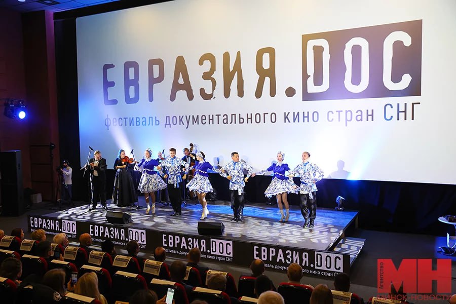 Началась подготовка к IX Фестивалю документального кино стран СНГ «Евразия.DOC».  Фестиваль за прошедшие годы стал традиционным для России и Беларуси, рассказал его директор Валерий Шеховцов:    «Евразия.DOC» состоялся, это отмечают все: участники команды, члены жюри, организаторы, зрители, которые голосуют. Сейчас все идет по накатанной — собираем людей и фильмы. Мы уже открыли прием заявок, и первые 43 фильма поступили довольно быстро. География широкая: Россия, Беларусь, Кыргызстан. В прошлом году мы собрали 324 заявки, надеюсь, в этом будет еще больше.  Председатель Белорусского союза журналистов, исполнительный директор фестиваля Андрей Кривошеев напомнил, что за прошедшие годы фестиваль проделал огромный путь.   Фестиваль документального кино стран СНГ «Евразия.DOC» пройдет в Смоленске и Минске с 29 сентября по 3 октября.  «Минск-Новости» MINSKNEWS.BY Telegram Viber FB  VK Inst TikTok  YouTube