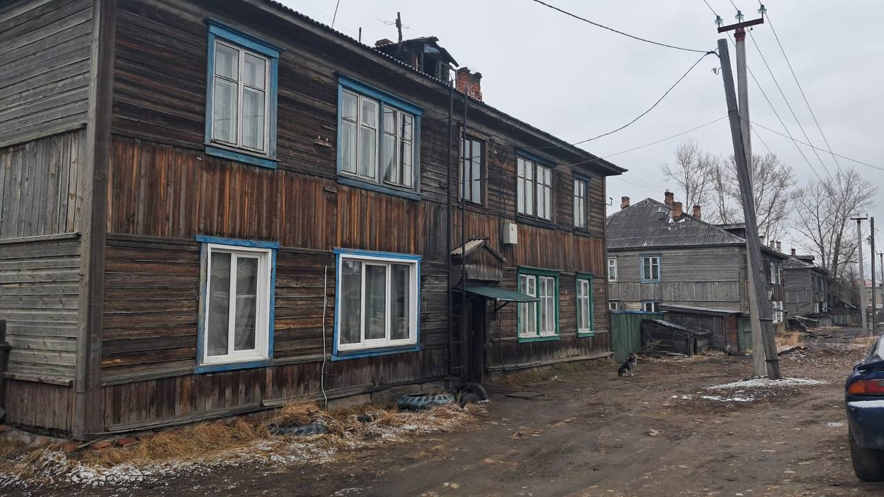 1 2 В Иркутской области завершено расследование уголовного дела о халатности при расселении граждан из аварийного жилищного фонда Следственным отделом по городу Нижнеудинску СУ СК России по Иркутской области завершено расследование уголовного дела в отношении главы Нижнеудинского муниципального образования. Он обвиняется в совершении преступления, предусмотренного ч. 1 ст. 293 УК РФ халатность . По версии следствия, в период с сентября 2022 года по настоящее время глава Нижнеудинского муниципального образования не принял своевременные и должные меры по переселению людей из аварийного жилищного фонда. Обвиняемый, будучи осведомленным о наличии жилых помещений в собственности администрации Нижнеудинского муниципального образования, которые находятся в пользовании лиц, не являющихся малоимущими гражданами, не принял мер по возврату указанных квартир и расселению в них жильцов аварийных домов. Кроме того, фигурант инициировал продажу 3 квартир, находящихся в муниципальной собственности. Вырученные денежные средства не были потрачены на ремонт оставшихся квартир, а также на приобретение иного жилья для предоставления нуждающимся гражданам. На основании собранных доказательств уголовное дело с утвержденным обвинительным заключением направлено в суд для рассмотрения по существу.