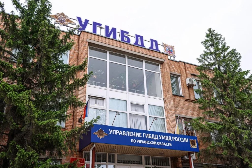 В Рязани подросток на электросамокате столкнулся с иномаркой  Госавтоинспекция Рязанской области у себя в ТГ-канале опубликовала свежую сводку происшествий.  В сообщении говорится, что за прошедшие сутки на дорогах Рязанской области зарегистрировано три дорожно-транспортных происшествия, в результате которых три человека получили травмы. Также зарегистрировано 40 ДТП с причинением материального ущерба автовладельцам.  Инспекторы дорожно-патрульной службы Госавтоинспекции выявили 294 нарушения ПДД, том числе 7 фактов управления транспортными средствами в состоянии опьянения. Выявлен один водитель, который на законные требования сотрудников полиции о прохождении медицинского освидетельствования ответил отказом, в связи с чем в отношении гражданина составлены соответствующие административные материалы. Выявлено более 100 нарушений, связанных с управлением «тонированным» автомобилем, а также 20 нарушений допустили водители грузового транспорта.  2 июля, примерно в 19.30, в городе Рязани возле дома №43 на...