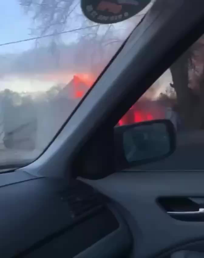 Пожар в Раменском после атаки БПЛА: экстренные службы на месте