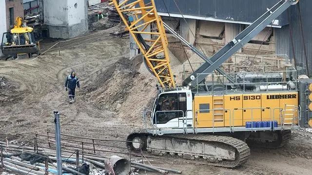 Горизбирком Петербурга отказал активистам в референдуме по КРТ Санкт Петербургская избирательная комиссия отклонила ходатайство инициативной группы жителей о проведении городского референдума по отмене законов о комплексном развитии территорий КРТ которые позволяют расселять и сносить хрущевки Причиной стали множественные нарушения в оформлении документов сообщили в ходе заседания 30 апреля  В состав инициативной группы добивавшейся всенародного голосования вошли 470 человек при минимально необходимом пороге в 300 участников Однако комиссия выявила несколько критических недостатков В частности некоторые активисты не поставили подписи на листах с паспортными данными  Председатель избирательной комиссии города Максим Мейксин заявил что при надлежащей подготовке документов ведомство направило бы их на рассмотрение в Законодательное собрание Решение об отказе в регистрации поддержали 12 членов комиссии один выступил против Алексей Орлов Ведомости Telegram Max