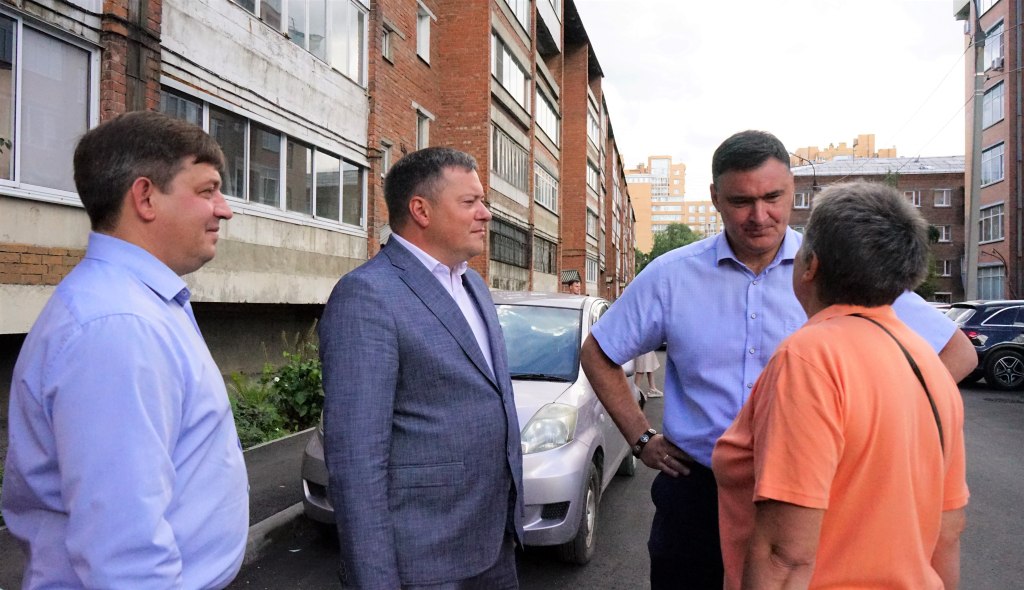 Депутаты думы Иркутска вместе с мэром города Русланом Болотовым и парламентарием Законодательного собрания региона Дмитрием Ружниковым проинспектировали ход ремонтных работ во дворах Октябрьского округа.