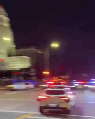 Беспилотное такси Waymo проехало мимо полицейской операции в Лос-Анджелесе