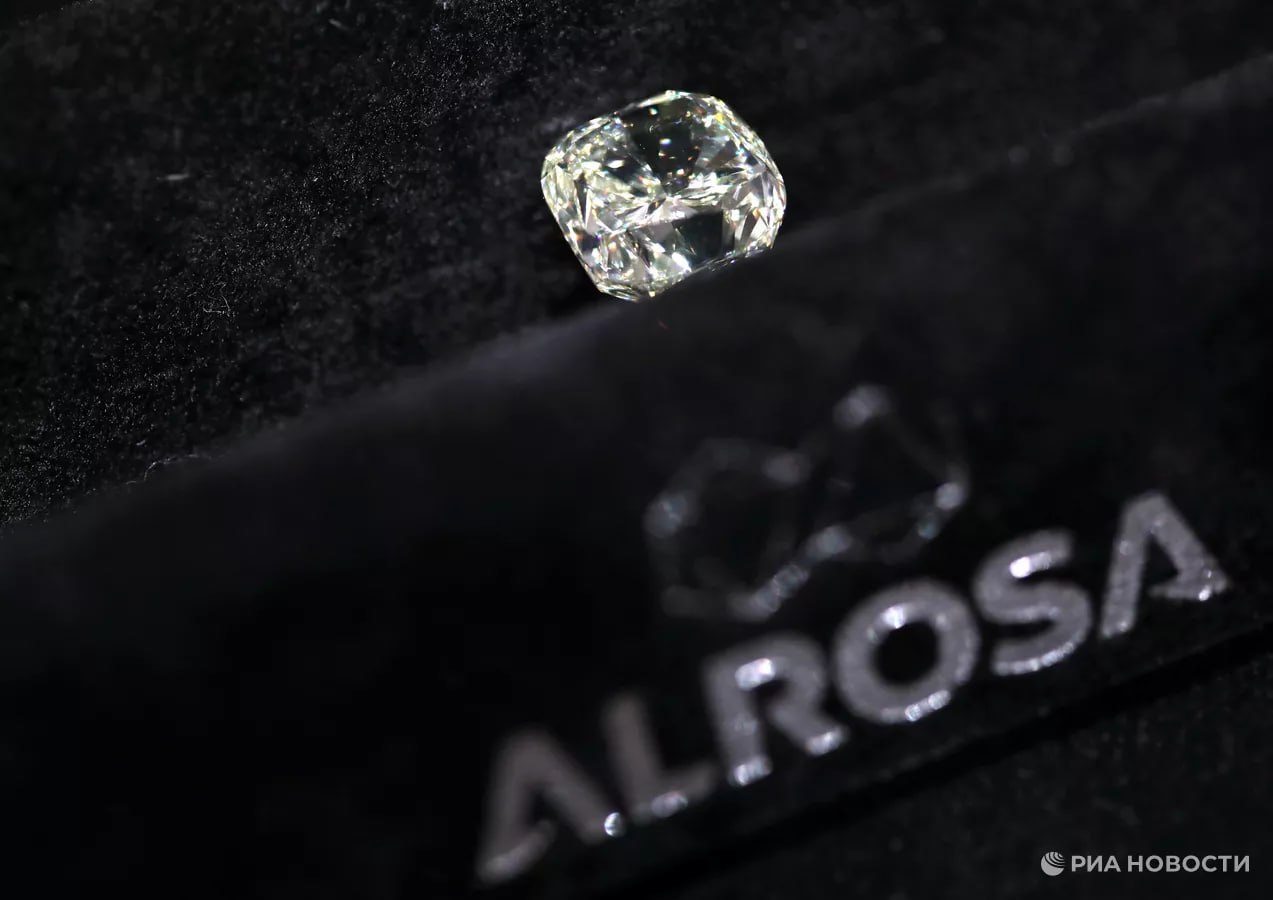 Мир ощущает дефицит премиальных алмазов это уже сказывается на ценах рассказали РИА Новости в Алроса Исходя из прогнозов мировой добычи на ближайшие годы можно предположить что эта тенденция дефицит предложения алмазов и как следствие рост цен продолжится Подписаться на РИА Новости экономика Все наши каналы