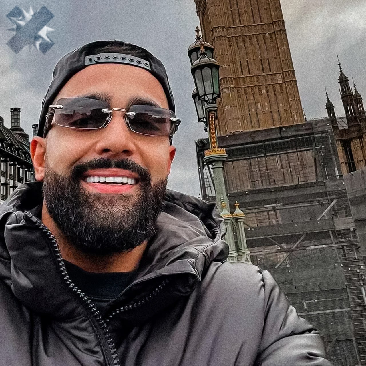 Блогера Гусейна Гасанова снова объявили в розыск По данным СМИ причиной повторного розыска могло стать новое уголовное дело Ранее Чертановский суд Москвы заочно арестовал Гасанова по делу об отмывании преступных доходов Следствие считает что в 2019 2021 годах он уклонился от уплаты налогов на сумму более 170 млн рублей Ему грозит до 7 лет лишения свободы На блогера в Instagram подписано свыше 30 млн человек Он автор курса Мышление миллионера где учил зарабатывать честным трудом и закрывать кредиты принадлежит Meta признана в РФ экстремистской и запрещена опять попался да просто недоразумение НЕ МОРГЕНШТЕРН