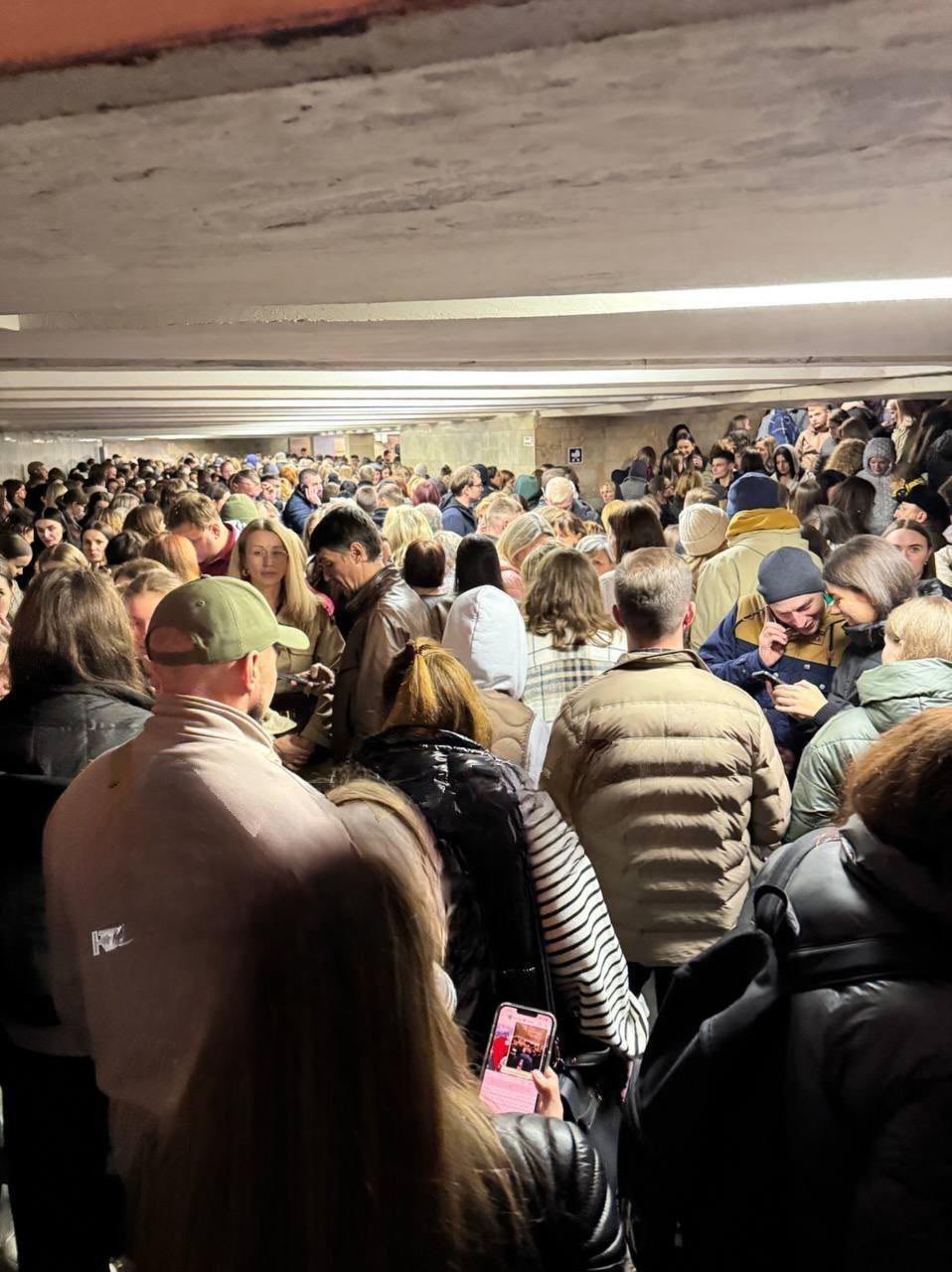 В Киеве работает ПВО местные укрываются в метро.