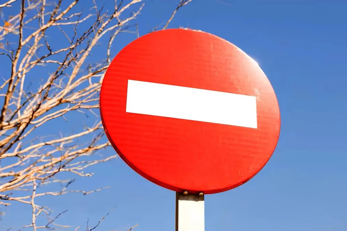 Автобусы маршрута 17 в Хабаровске временно изменят схему движения Из за проведения ремонтных работ на железнодорожном переезде на улице Салтыкова Щедрина в Хабаровске автобусы маршрута 17 временно изменят схему своего движения Корректировки будут введены 26 декабря и будут действовать с 09 00 до 16 00 В это время сквозное движение закроют через переезд По информации пресс службы администрации Хабаровска на период производства работ движение маршрута 17 Госбанк Спиртзавод будет осуществляться до железнодорожного переезда При этом пропуск частного автотранспорта станет производиться только во время отсутствия путевых машин todaykhv