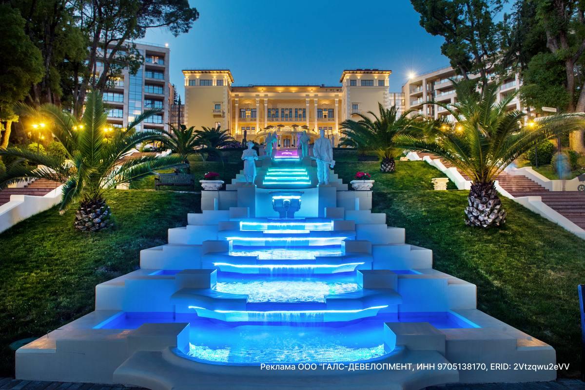 «Галс-Девелопмент» выставил на аукцион курортный комплекс «Swissotel Resort Сочи Камелия 5 » на берегу Черного моря.   Начальная цена — 10 млрд рублей. Торги на повышение пройдут 8 августа 2025 года на площадке «Росэлторг». Заявки принимаются до 1 августа 2025 года.   Курортный комплекс «Swissotel Resort Сочи Камелия» расположен на территории дендропарка с реликтовыми деревьями, включает в себя пятизвездочный отель международной сети Swissotel на 203 номера и инфраструктурные объекты. Комплекс введен в эксплуатацию в 2014 году.