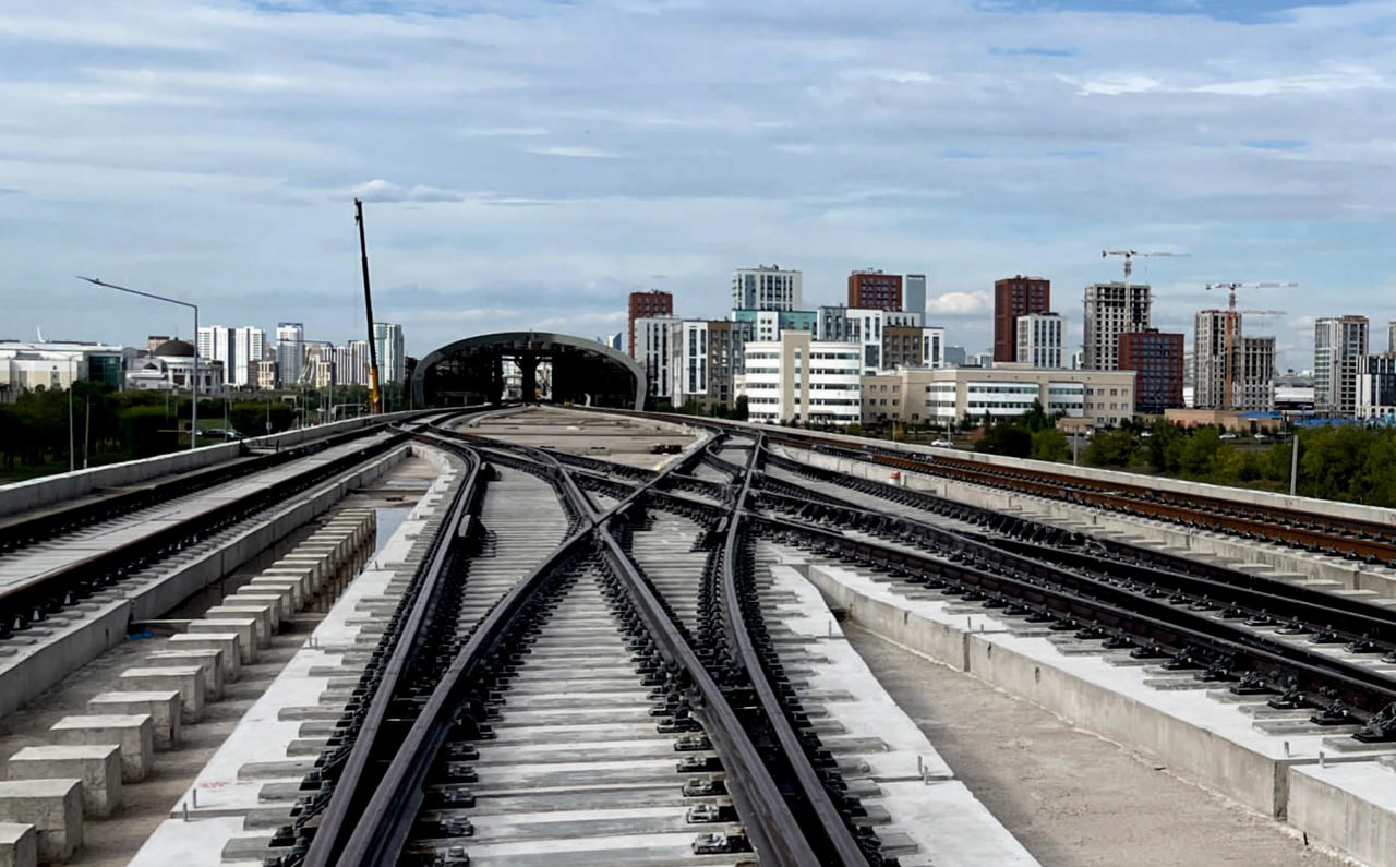 В Астане, говорят, уложили все рельсы LRT. Получилось 22,4 километра углеродистой стали. Обещают, что кататься будет тихо. Также тихо, как от нас уходит лето.