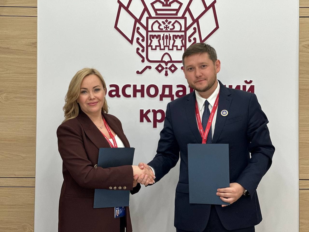 Санаторно-оздоровительный комплекс из Сочи повысит эффективность с помощью бережливых технологий   На Петербургском международном экономическом форуме организация сферы туризма «Одиссея» подписала соглашение с министерством экономики Кубани о вступлении в федеральный проект «Производительность труда» национального проекта «Эффективная и конкурентная экономика».    — На фоне увеличивающейся конкуренции и растущих требований у туристов к уровню предоставляемых услуг, предприятия региона стремятся оптимизировать свою деятельность. Специалисты Регионального центра компетенций помогают организациям выявлять проблемные зоны, анализировать потери ресурсов и разрабатывать эффективные решения, способствующие улучшению качества обслуживания и росту общей продуктивности предприятий, – поделился министр экономики Кубани Алексей Юртаев.    Национальный проект реализуется на предприятиях в течение трех лет, из которых первые шесть месяцев – команда будет работать под руководством экспертов Регионального центра компетенций. За это время сотрудники РЦК помогут компании выявить и проанализировать потери, провести оптимизацию производственных процессов. Сотрудников и руководителей обучат инструментам бережливого производства, внедрение которых позволит сделать бизнес максимально эффективным и прибыльным.    — Мы стремимся стать лидерами среди курортов Черноморского побережья благодаря современному управлению и внимательному отношению к каждому клиенту. Сотрудничество с Региональным центром компетенций позволит выявить скрытые резервы роста и создаст условия для дальнейшего развития нашего курорта. Мы также надеемся, что благодаря внедрению бережливых технологий мы сможем предложить нашим гостям улучшенный уровень комфорта и сервиса, — отметил руководитель ООО «Одиссея» Екатерина Валиева.           С 2025 года предприятия Краснодарского края могут присоединиться к федеральному проекту «Производительность труда» в рамках нацпроекта «Эффективная и конкурентная экономика». Внедрение бережливых технологий открывает перед бизнесом новые горизонты для роста и устойчивого развития. Участники получают практический опыт и возможность улучшить экономические показатели. Стать частью проекта можно, зарегистрировавшись на сайте Производительность.рф или обратившись в Региональный центр компетенций.  Апшеронский рабочий