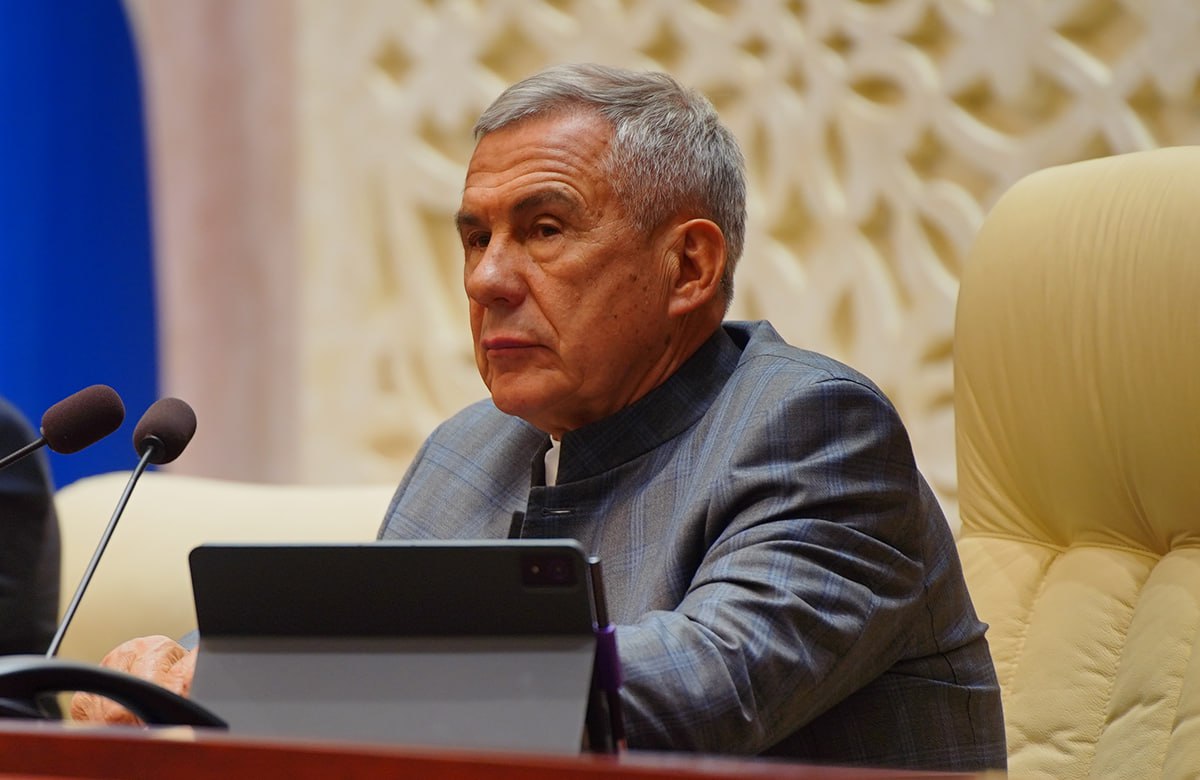 Рустам Минниханов попросил не штрафовать предпринимателей в первый год налоговой реформы Раис Татарстана попросил заместителя руководителя Администрации Президента РФ Максима Орешкина в первый год не применять штрафные санкции к предприятиям которые переходят на общую систему налогообложения по НДС Об этом сообщил министр экономики РТ Мидхат Шагиахметов на парламентских слушаниях по проекту бюджета на 2026 год Нововведения в части НДС коснутся около 16 1 тыс татарстанских предпринимателей которые работают по упрощенной системе налогообложения Для многих предпринимателей это будет новое решение даже в части подготовки тех форм отчетности которые предполагаются законом Это может привести к тому что в силу каких то объективных причин отчеты могут быть не сданы вовремя заявил он Шагиахметов добавил что Минэкономики РТ готовится максимально оказать содействие предпринимателям При необходимости будем использовать республиканские меры поддержки Еще есть вопрос по патентной системе налогообложения Есть такой момент что стационарная торговля может быть исключена из этого перечня Этот вопрос тоже Рустам Нургалиевич обозначил перед Орешкиным подчеркнул он В России со следующего года начнут действовать изменения в налоговом законодательстве В частности НДС повысится до 22 снизится лимит для освобождения от НДС по упрощенной системе налогообложения до 10 млн рублей Будут отменены льготы по страховым взносам для части отраслей Подпишитесь на iatatarinform Читайте нас в МАХ