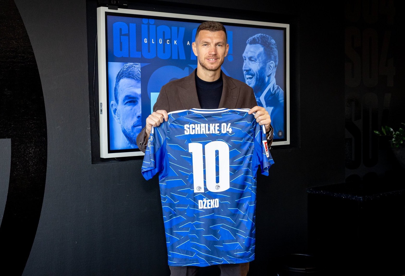 Официально 39 летний Эдин Джеко вернулся в Германию став игроком Шальке Босниец перешёл в клуб из второй Бундеслиги на правах свободного агента после неудачного отрезка в Фиорентине где не забил ни одного гола в 11 матчах Серии А