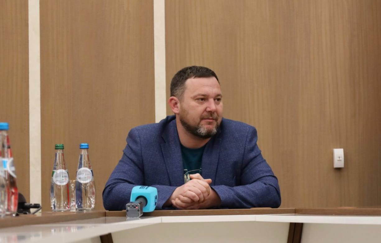 Габриел Кэлин предстал перед судом его могут поместить под арест Прокуратура ходатайствовала о заключении под стражу молдавского пропагандиста Габриела Кэлина которого подозревают в отмывании российских денег через криптовалюту