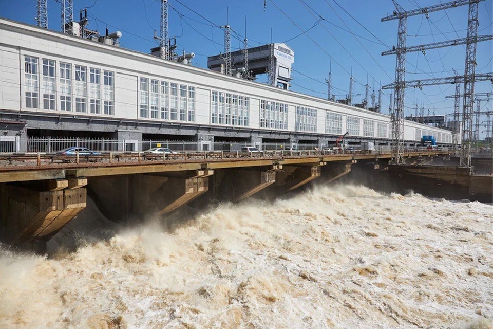 Увеличился приток воды в Камское водохранилище На сегодняшний день приток воды в Камское водохранилище достиг 10,8 тысяч куб. м/с. Этот показатель превышает среднегодовой максимум, но пока ниже уровня 2022 и 2020 годов. Об этом сообщает ГИС-Центр ПГНИУ. Метеорологи отмечают, что из-за дождей во второй декаде мая значительный приток воды сохранится, а сброс воды в нижний бьеф к середине месяца увеличится. Подпишись на «КП-Пермь»
