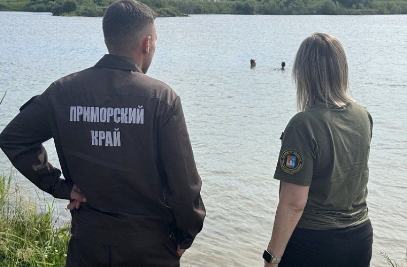 В Спасске-Дальнем волонтёры спасли тонущего ребёнка Инцидент произошёл 6 июля на карьере Воскресенка, куда мужчина привёз своих двух дочерей. Пока отец отошёл к машине, девочки остались без присмотра и без спасательных средств. Одна из них начала тонуть. Волонтёр Юлиана Папошникова заметила, что ребёнок исчез под водой и наощупь нашла девочку. Спасённого ребёнка волонтёр передала отцу, предварительно укутав в свою футболку. "Я сделала всё, что от меня требовалось. Я счастлива и не считаю себя героем. Ведь чужих детей не бывает. Жизнь любого ребенка дороже собственной", — рассказала волонтёр. За отвагу и оперативность волонтёров наградили благодарностями от МинГОЧС Приморья. Фото: МинГОЧС Приморского края PrimaMedia Прислать новость