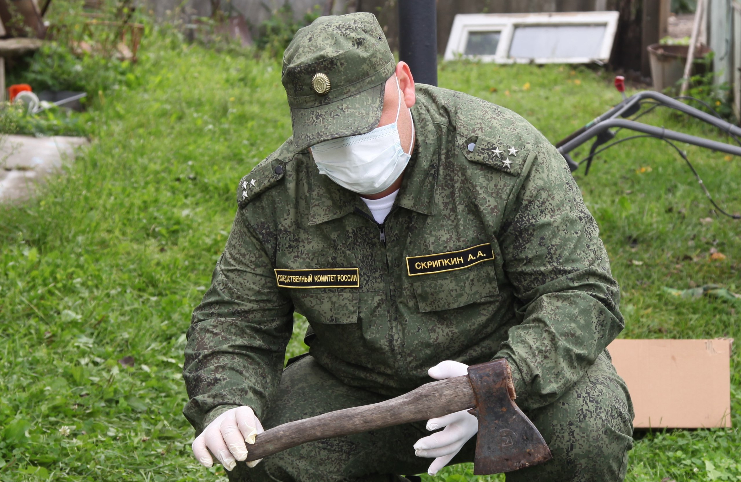 Житель Брянского района осужден за покушение на убийство мужчины  ___  20 июля 2024 года мужчина пришел на дачный участок своего соседа, расположенный на территории садового товарищества «Машиностроитель» в деревне Глаженка Брянского района Брянской области.     В ходе ссоры он нанес потерпевшему два удара топором в область головы, а когда мужчина упал – еще один удар в область спины.  Потерпевший выжил благодаря своевременно оказанной ему медицинской помощи.    Суд назначил виновному 3 года лишения свободы с отбыванием наказания в исправительной колонии строгого режима.