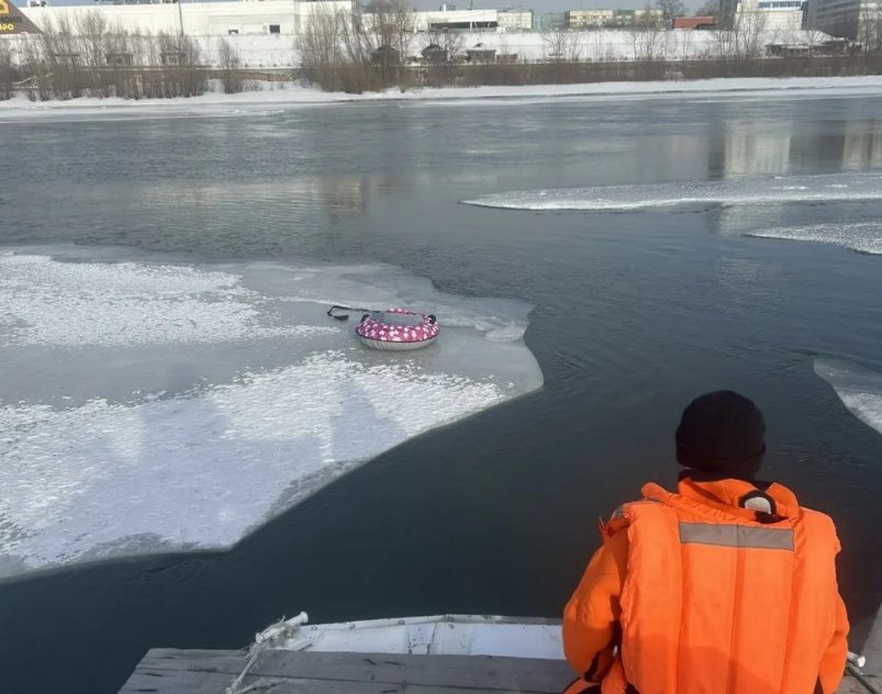 Провалившуюся под лёд восьмилетнюю девочку ищут в Новосибирске Девочка пошла гулять с плюшкой для катания на Обь в районе Ясного берега С тех пор её не видели Предположительно она могла утонуть На видео с камер наблюдения обнаружено как ребёнок один находится на реке В этом месте выставлены знаки о запрете выхода на лёд рассказали в МЧС К поискам подключили аэроботы и суда на воздушной подушке Фото МАСС Новосибирск Подписаться Прислать новость Помочь бустами