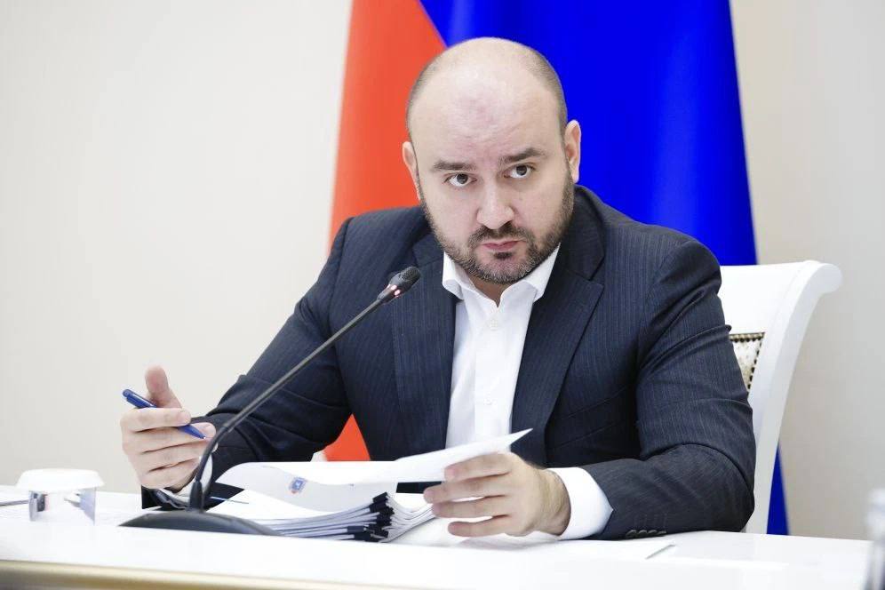 Губернатор перешёл от слов к делу Вячеслав Федорищев отправил в отставку правительство региона Губернатор Вячеслав Федорищев 15 декабря подписал указ об отставке правительства Самарской области Документ вступит в силу 16 декабря Реформа структуры областного правительства была объявлена в августе До формирования нового состава правительства все его члены остаются на своих местах Уже известно что председателем правительства станет Виталий Шабалатов Действующий глава правительства Михаил Смирнов покинет пост Кроме того участник СВО Рамис Терегулов назначен помощником губернатора Самарской области