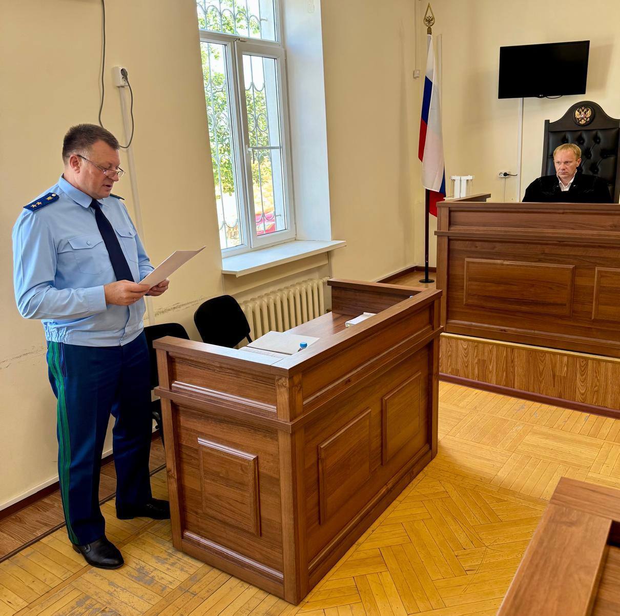 Прокурором Краснодарского края поддержано государственное обвинение по особо тяжкому преступлению против личности   Прокурор края Сергей Табельский поддержал обвинение по особо тяжкому преступлению против личности.  Каневской районный суд вынес приговор в отношении 46-летнего местного жителя. Он признан виновным по ч. 1 ст. 105 УК РФ  убийство .   В суде установлено, что 14 марта текущего года подсудимый в состоянии алкогольного опьянения в результате конфликта, возникшего на почве личных неприязненных отношений, вооружившись ножом, нанес 13 колото-резаных ранений в область груди, ноги и спины своему знакомому, отчего последний скончался на месте происшествия.   Суд, с учетом мнения государственного обвинения, наличия смягчающих и отягчающих обстоятельств, назначил виновному 9 лет лишения свободы.   Отбывать наказание постановлено в исправительной колонии строгого режима.