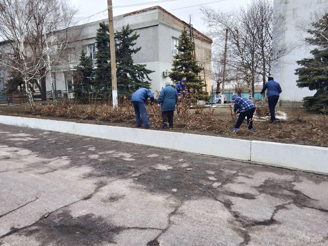 Сотрудники МБУ "Управление жилищно-коммунального хозяйства и благоустройства Великолепетихского МО" провели уборку.   Особое внимание было уделено сбору мусора, опавших листьев и сухих веток, чтобы привести общественные пространства в порядок после зимнего периода и подготовить их к весеннему сезону.  В рамках мероприятия были задействованы специализированная техника и инвентарь, что позволило оперативно и эффективно очистить территорию. Работники тщательно подметали тротуары и дорожки, удаляли сорняки и выравнивали клумбы, создавая тем самым приятную и ухоженную атмосферу для жителей и гостей села.  Администрация Великолепетихского муниципального округа выражает благодарность сотрудникам МБУ за проделанную работу и призывает жителей бережно относиться к чистоте и порядку в общественных местах. Регулярные мероприятия по уборке и благоустройству будут продолжаться, чтобы поддерживать комфортную и благоприятную среду для проживания.  Совместными усилиями мы сможем сделать наше село еще более красивым и уютным!