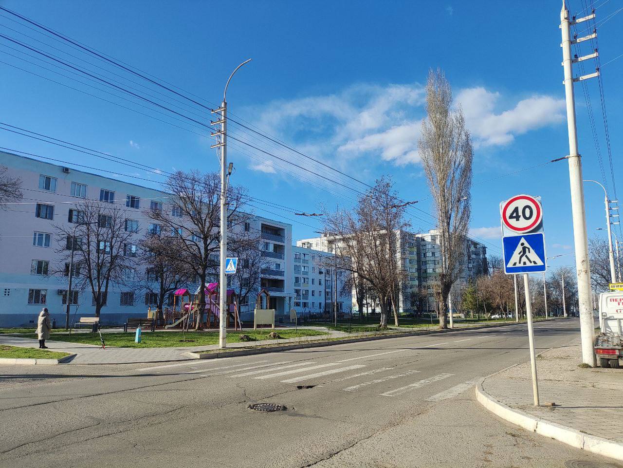 Вниманию автомобилистов!  В Бендерах на ул. Б. Восстания в районе Хомутяновского сквера максимальную скорость движения автомобилей ограничили до 40 км/ч.   Данная мера связана с возросшим числом посетителей сквера – нового центра притяжения микрорайона «Хомутяновка».